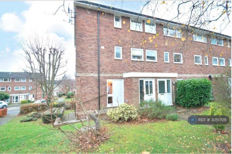3 bedroom flat in Denham Close, Maidenhead, SL6 (3 bed) (#3051709)
