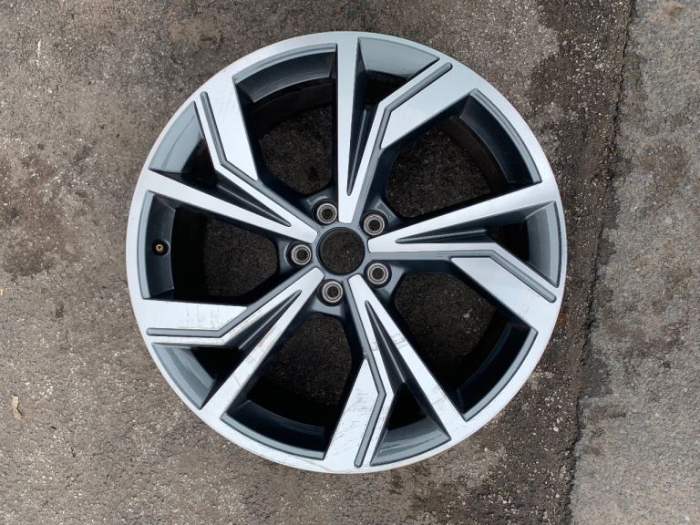 Genuine Audi Q4 E Tron 20" 8J Alloy Wheel Black Diamond Cut 89A601025G x 1