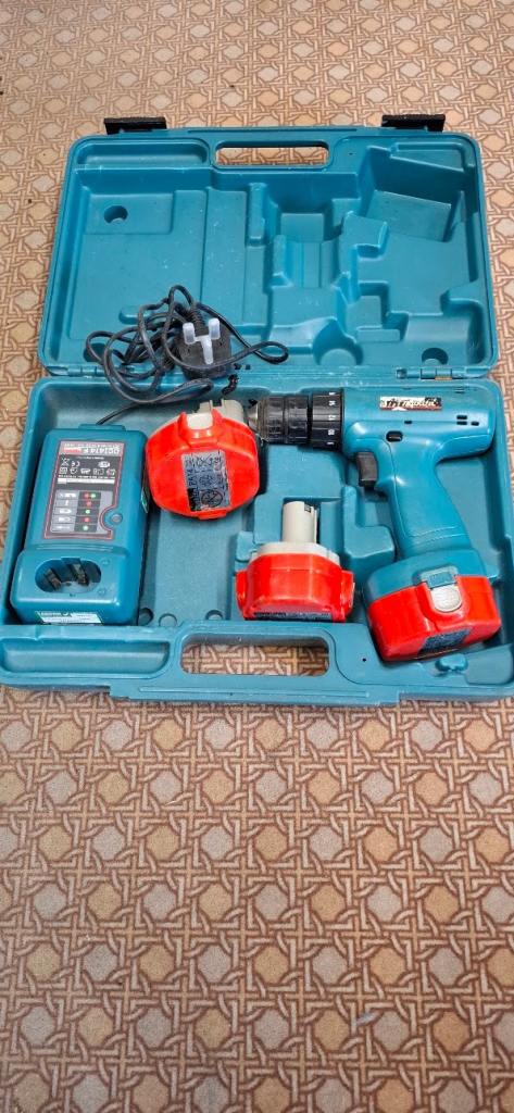 MAKITA CORDLESS DRILL with CHARGER and CASE but Batteries not holding charge. SPARES or REPAIR 