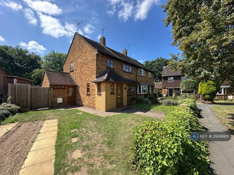 3 bedroom house in Yew Tree Drive, Guildford, GU1 (3 bed) (#2936685)