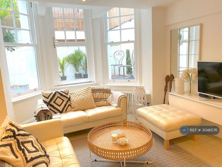 2 bedroom flat in Clapham Common South Side, London, SW4 (2 bed) (#3048576)