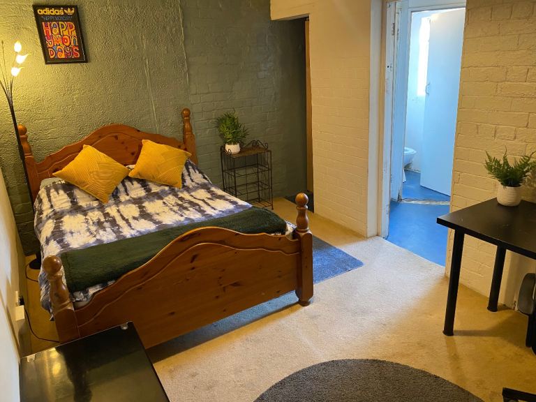 Double room with En Suite inc all bills close to shops & Park