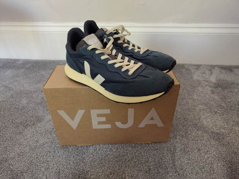 Veja Trainers size UK W8.5 M8