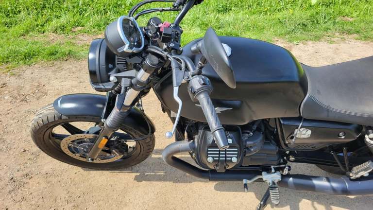 2022 22 MOTO GUZZI V7 IV STONE 3k MILES ONLY BLACK RETRO NAKED CLASSIC STYLING