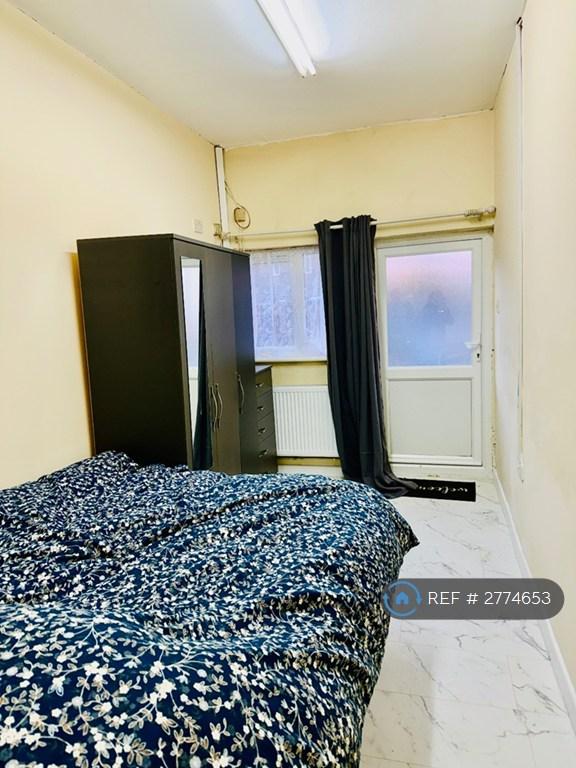 Studio flat in Goodmayes Avenue, Ilford, IG3 (#2774653)