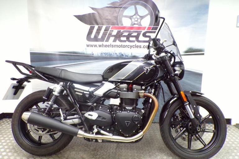 2026 TRIUMPH SPEED TWIN 900 WITH REAR RACK AND TOURING SCREEN