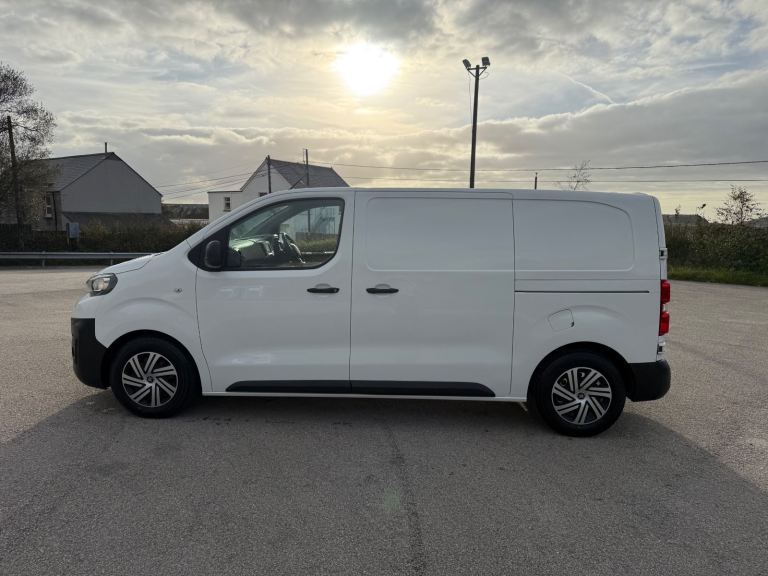 17 PEUGEOT EXPERT PRO 1,6hdi 6speed Van FSH Dispatch transit