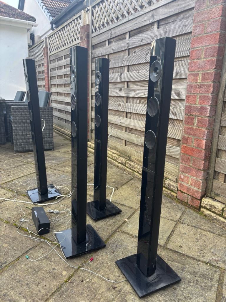 Samsung Surround Sound System with Subwoofer and Tall Speakers