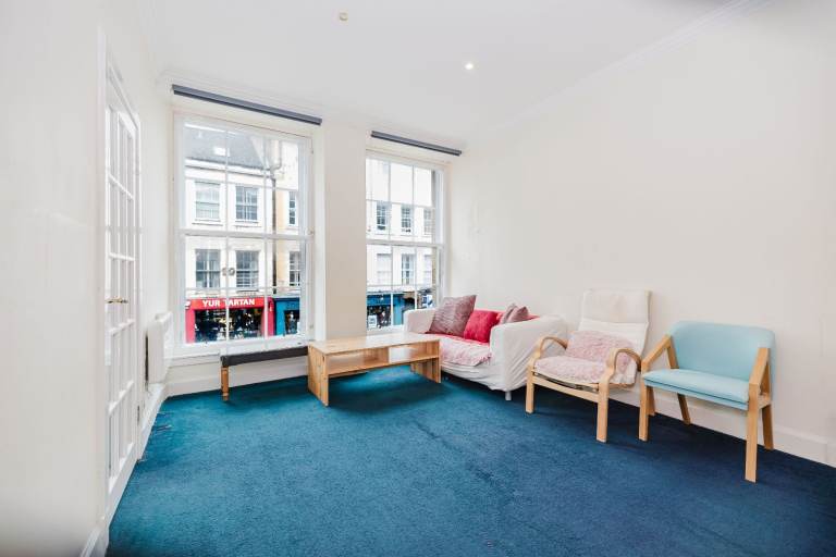 Central, 1 bedroom, 1st floor flat in South Bridge – available June