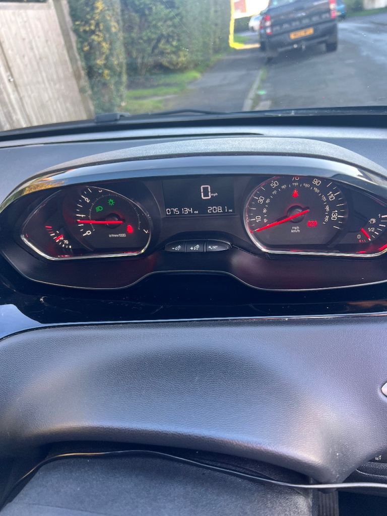 Peugeot, 208, Hatchback, 2015, Manual, 1199 (cc), 5 doors