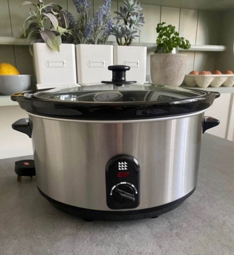 Lakeland 6L Slow Cooker. Good as new . 