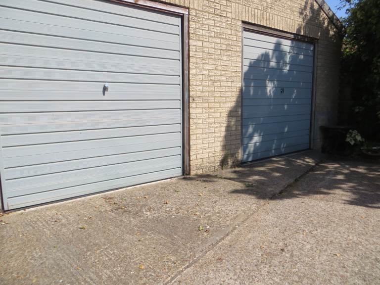 SS16 ~ ​Double Garage​ / Property  ~ ​Pitsea, Basildon ~ Wide  access ~ Building potential​ (stpp)!!