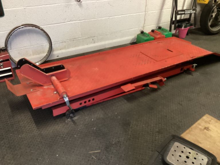 Hydraulic motorcycle lift