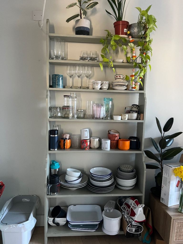 2x Self standing shelving units 