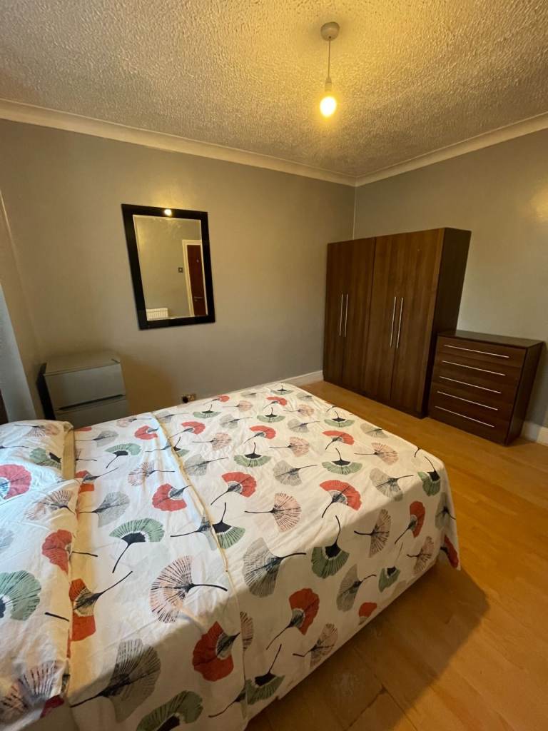 🏠 LOVELY DOUBLE ROOM IN ILFORD — AVAILABLE NOW 🏠