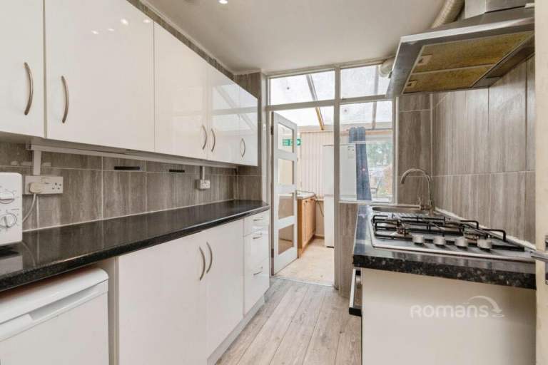 Double room to share for 2 people to rent in Lodge Causeway Fishponds