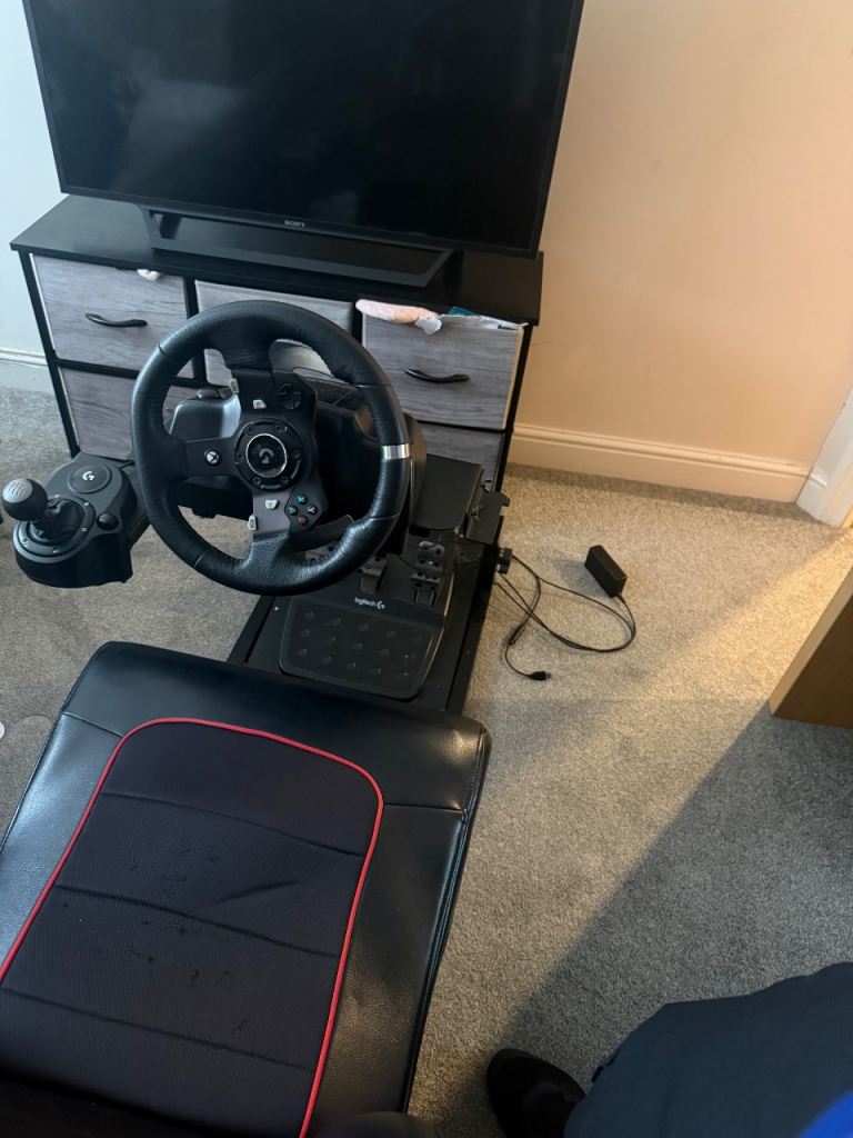 Logitech G920 Driving Force Steering Wheel, Pedals and Shifter With gaming chair