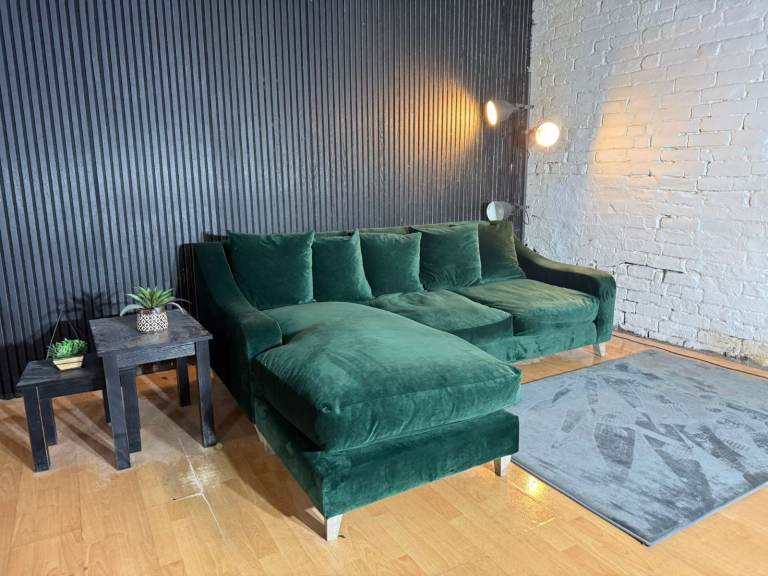 Loaf Oscar Chaise Sofa – Emerald Green Velvet