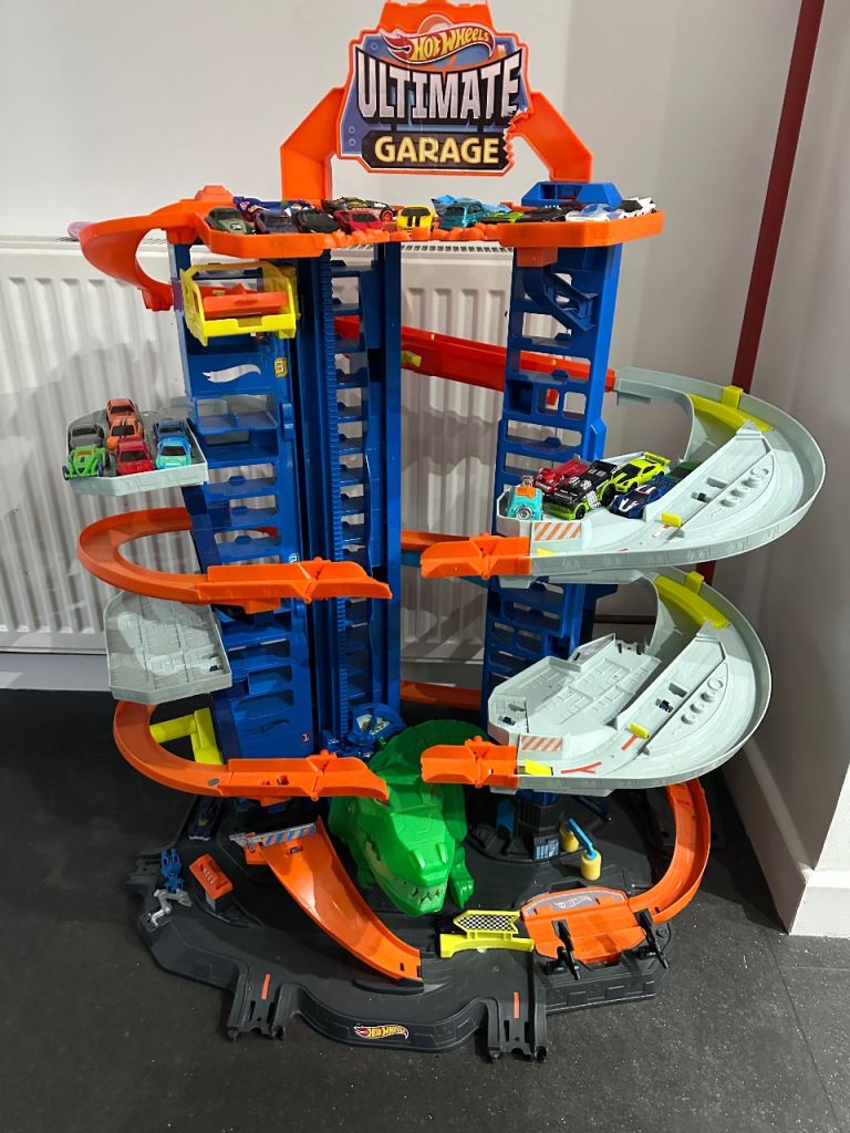 Hot Wheels Ultimate Garage with Cars – Good Condition