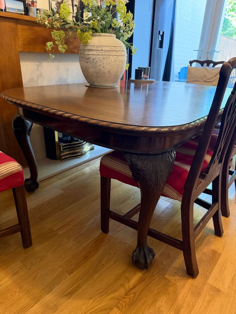 Wooden Extendable Dining Table with Carved Legs – Good Condition