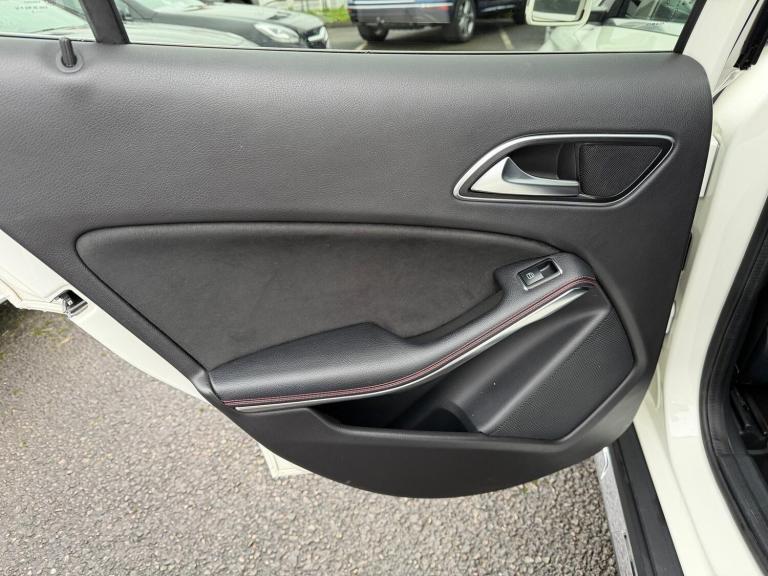 2017 Mercedes-Benz GLA GLA 220d 4Matic AMG Line Prem Plus 5dr Auto ESTATE DIESEL Automatic