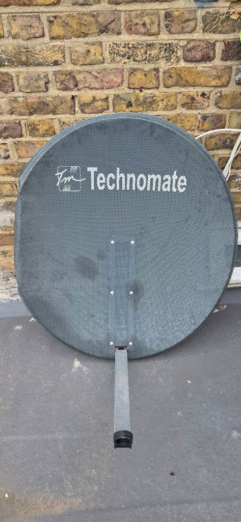Technomate 80cm Mesh Satellite Dish – Complete with Mounting Bracket – Dented