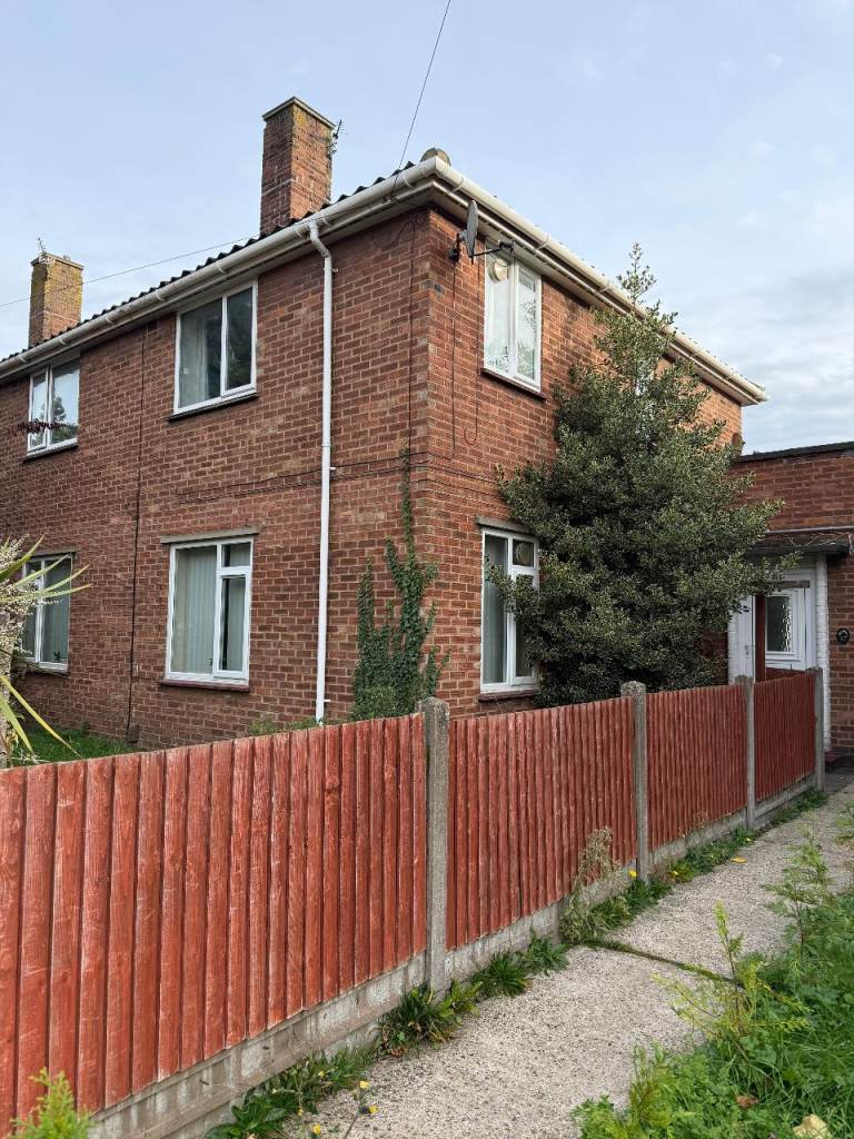 First floor 2 separate double bedroom flat 