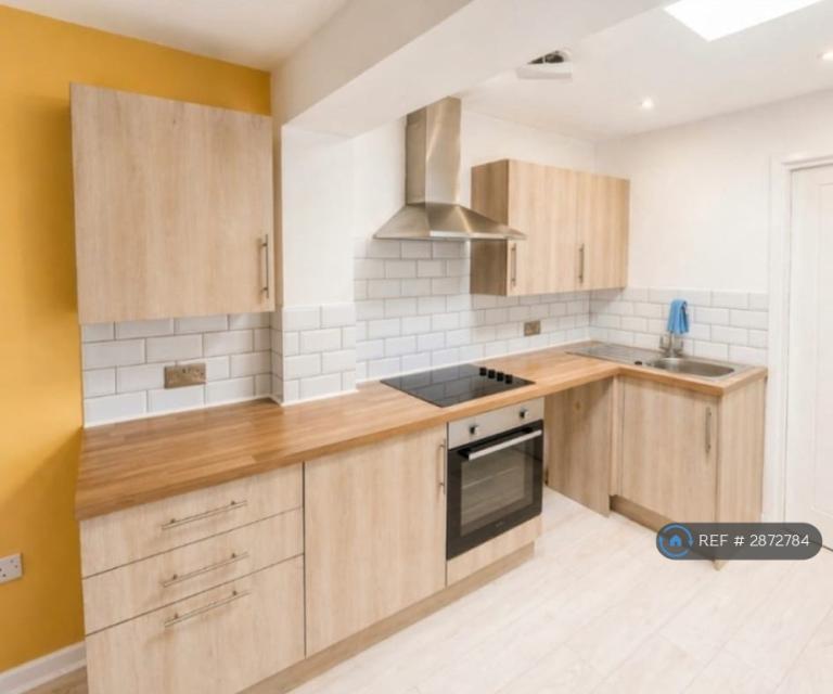 2 bedroom flat in Newmarket St, Swindon, SN2 (2 bed) (#2872784)