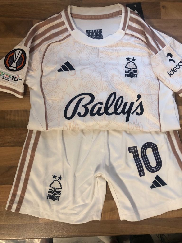 image for Nottingham forest away shirt and shorts ages 6/7 years brand new 