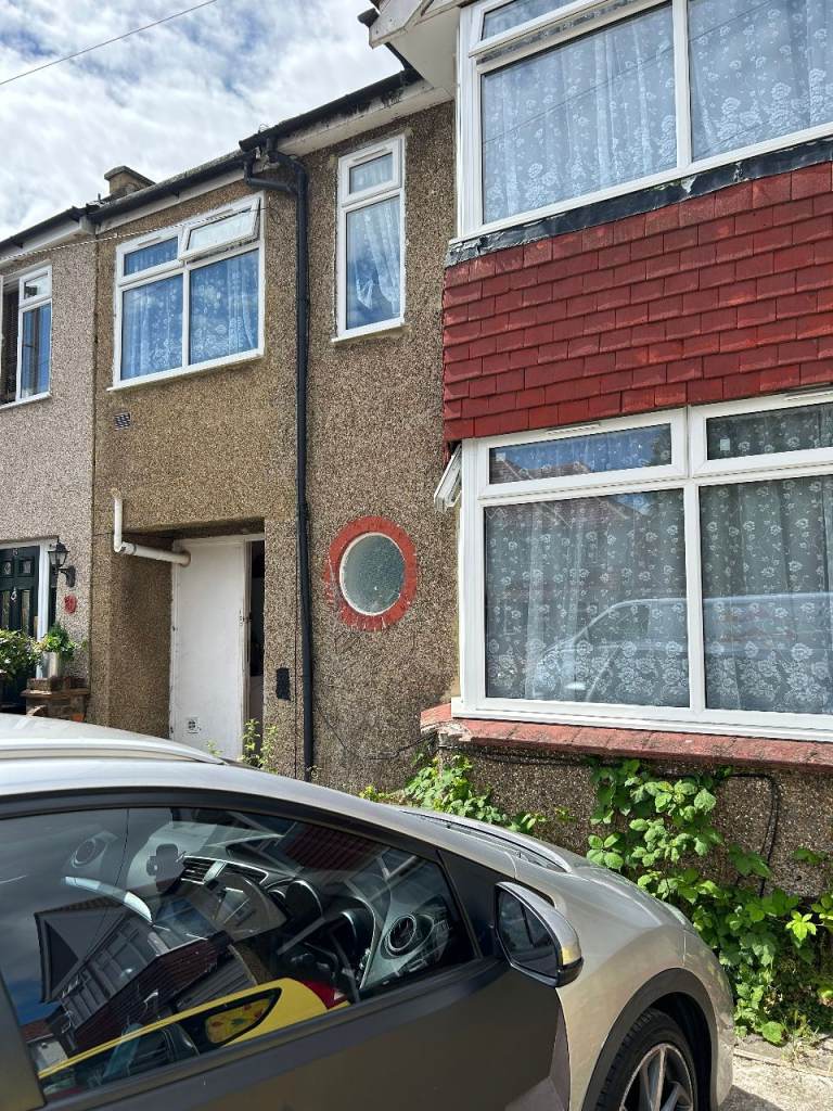 ROOM TO LET FELTHAM Lovely 2 room unit available in shared house in Feltham £695.00pm. 
