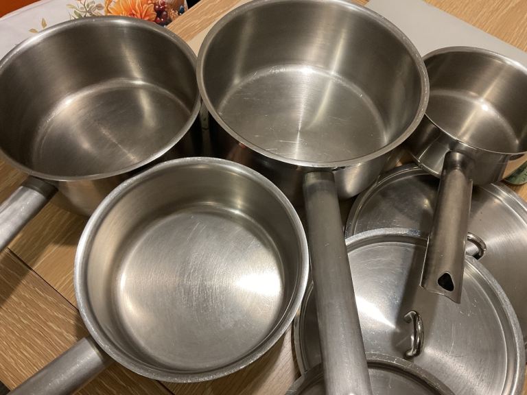 Saucepans and lids plus utensils