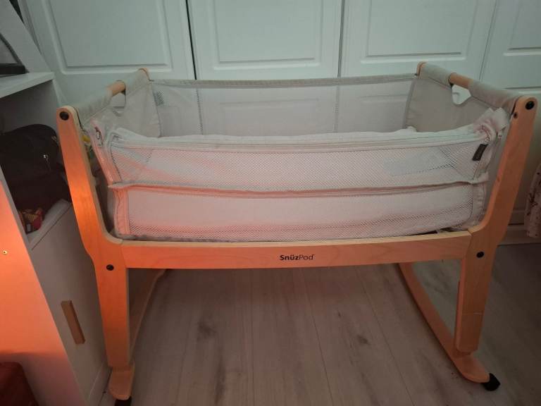 SnuzPod Studio Bedside Crib & Mattress Newborn up to 6M/9kg "Stockholm" Brown