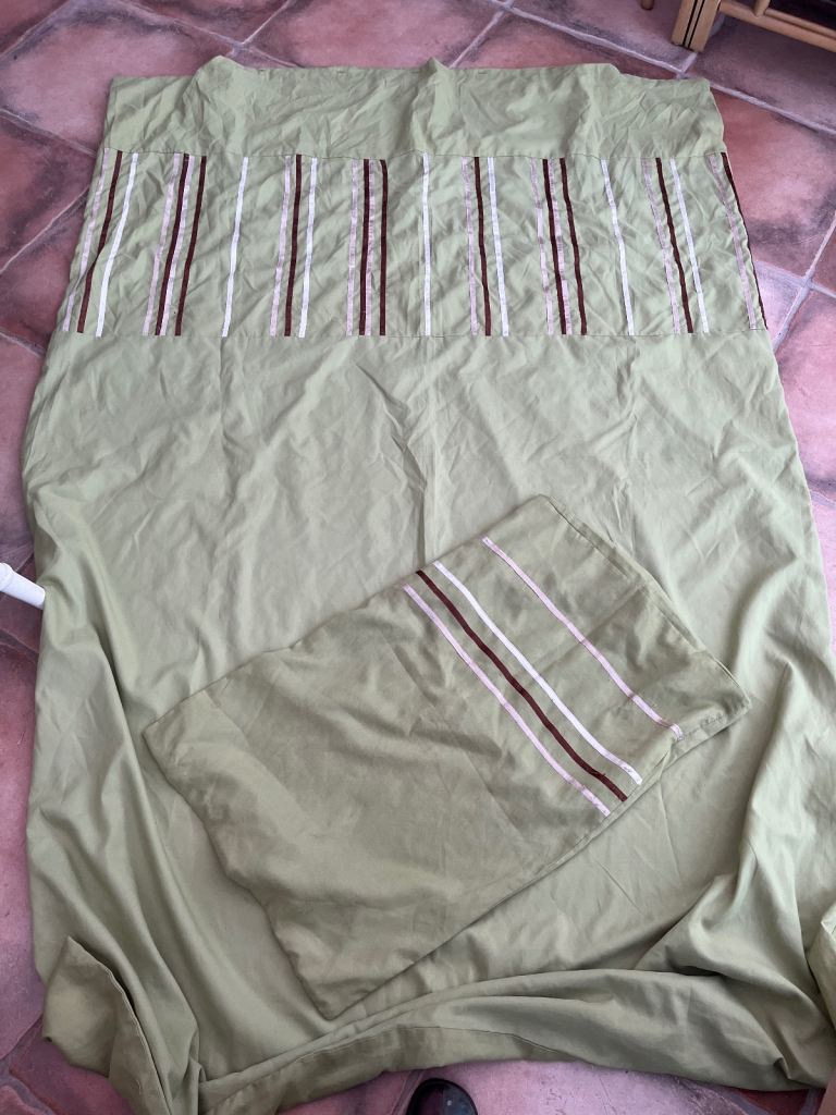 Single duvet cover, pillowcase & fitted sheet. £4 for all.