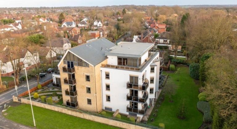 2 bedroom flat for sale Alwoodley Leeds LS17