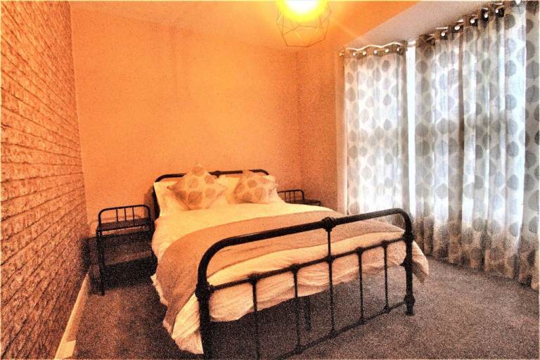 Double Bedroom in Professional Household