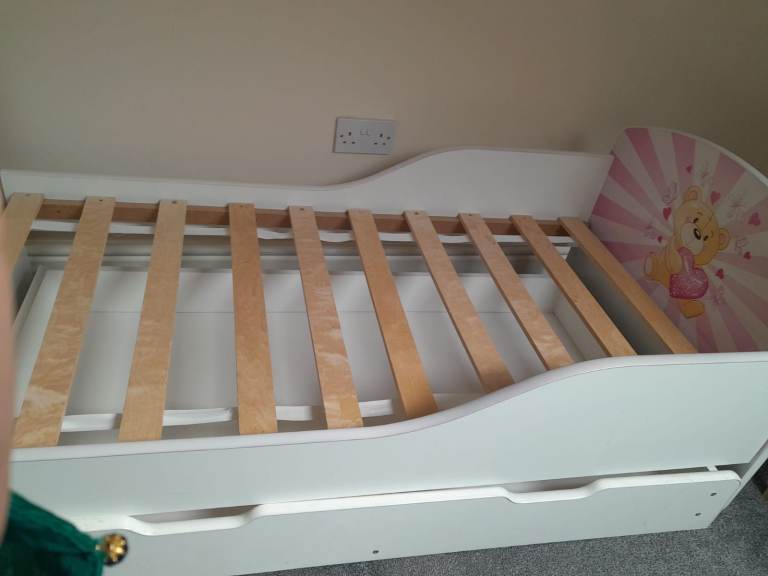 Toddler bed