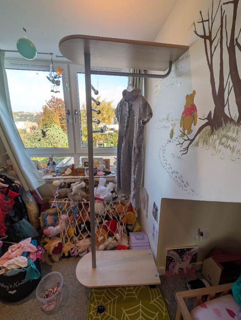 Wooden hanging rail with Moveable Arms – Good Condition