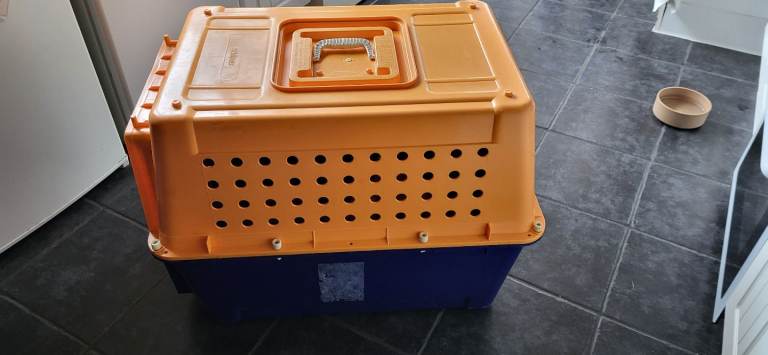 AIRPORT TYPE DOG CRATE