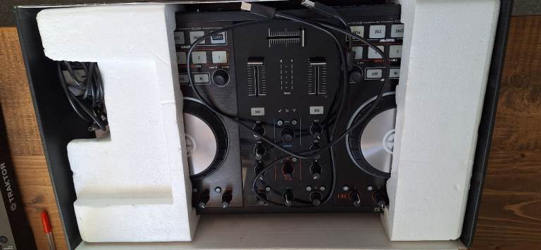 Traktor S2 Mk 3 DJ Controller 