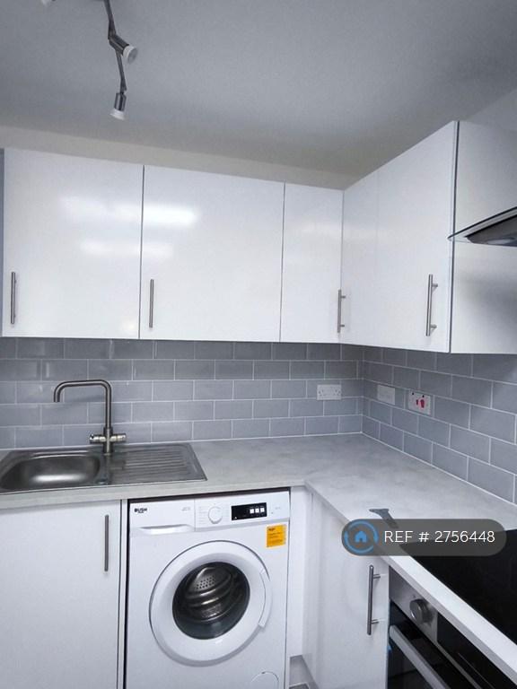 3 bedroom flat in Foxley Lane, Purley, CR8 (3 bed) (#2756448)