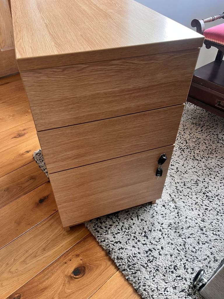 Filing cabinet - 3 drawer with keys