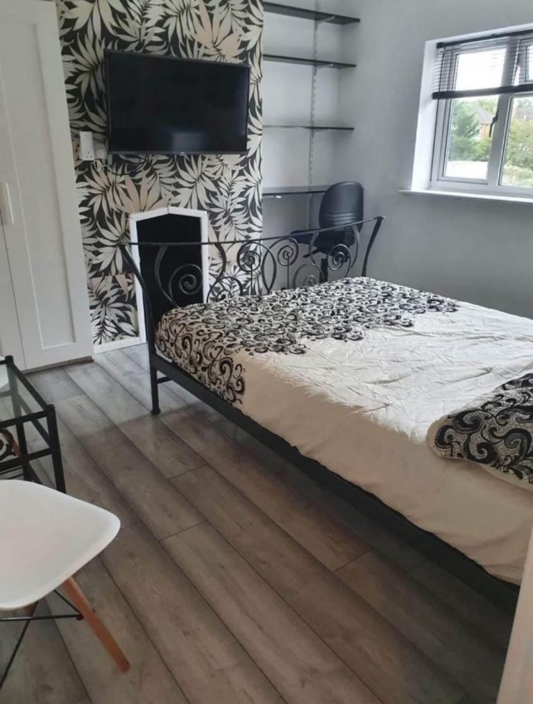 Large all inclusive double room East Reading 