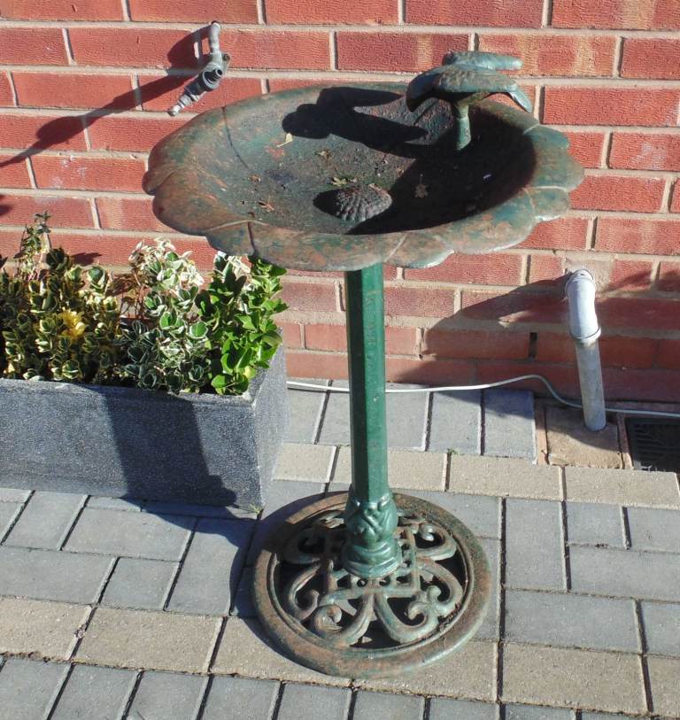 (#1328) garden cast iron bird bath  (Pick up only, Dy4 area)