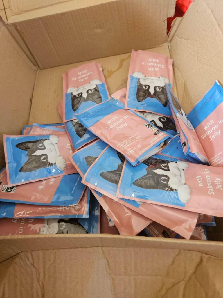 30 pouches of Felix Salmon in Jelly!