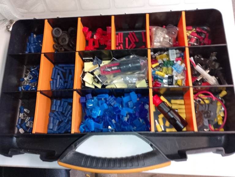 Vehicle wiring terminals and fuses 