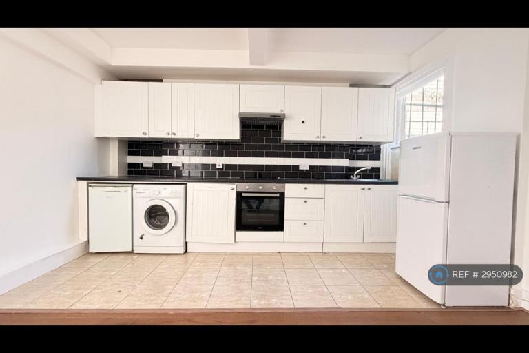 1 bedroom flat in Tooting High St, London, SW17 (1 bed) (#2950982)