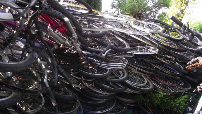 26 INCH BIKE FRONT AND BACK WHEELS FOR SALE.
