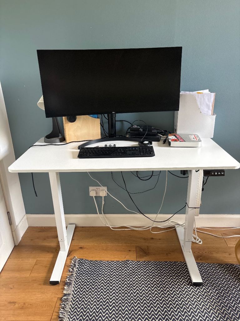 White Electric Standing Desk – Good Condition, Adjustable Height