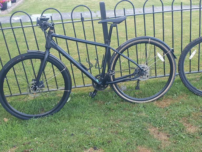 Black pinnacle Hybrid Bike with Mudguards – Good Condition