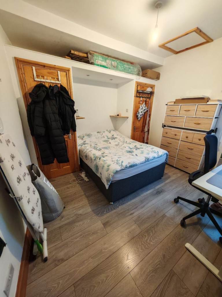 Spacious Upstairs Double Room with Private Bathroom - Bills incl